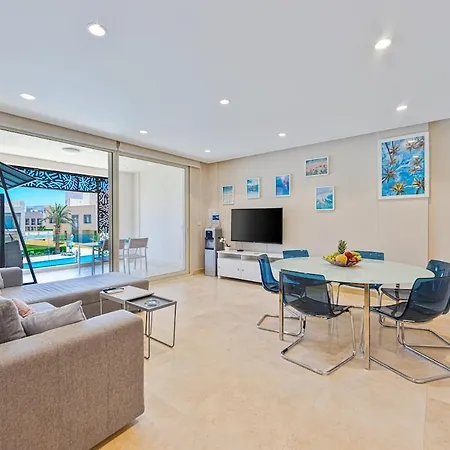 Special Apartment With Pool And Seasideview